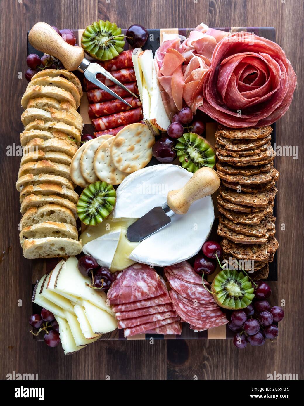 Vista dall'alto di un salumi a base di carne e formaggio su uno sfondo di legno. Foto Stock