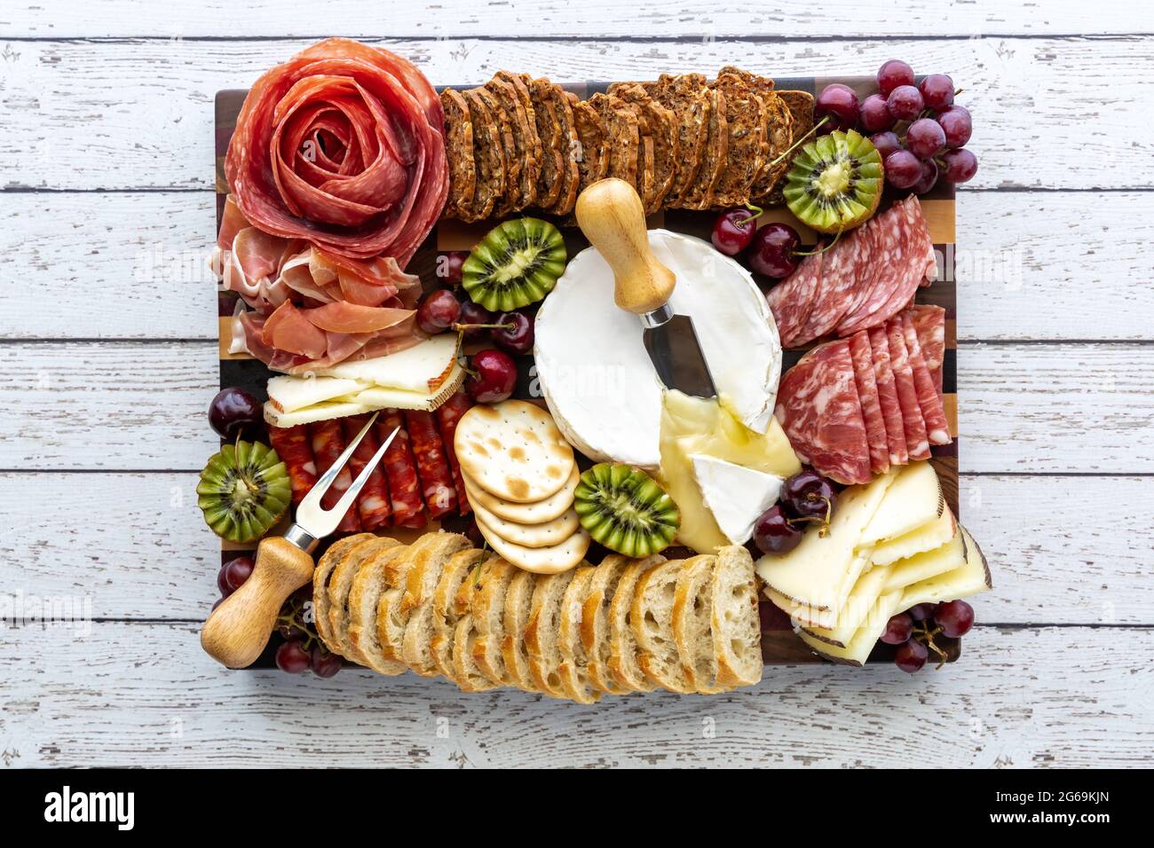 Vista dall'alto di un salumi a base di carne e formaggio su un tavolo di legno chiaro. Foto Stock