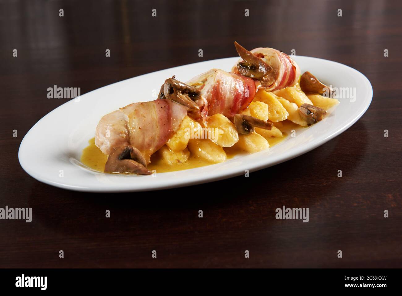 Involtini di pollo ripieni con funghi e patate Foto Stock