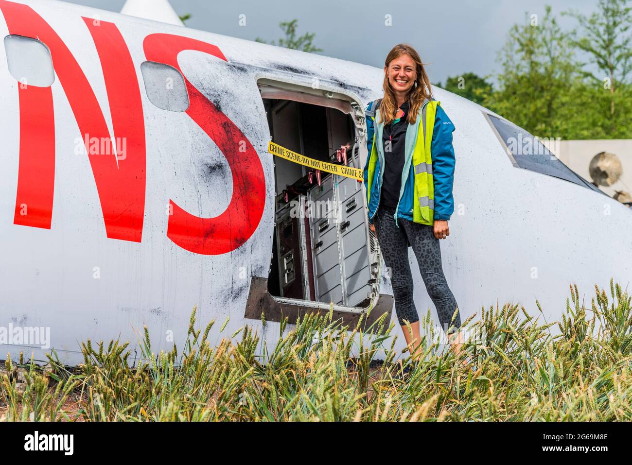 Londra, Regno Unito. 4 luglio 2021. Estinzione progettata da Felicity o'Rourke (nella foto), un Global Impact Garden, che affronta la sesta minaccia di estinzione di massa per il nostro pianeta, causata dal nostro continuo sfruttamento e distruzione delle sue risorse naturali - preparazione finale per l'Hampton Court Flower Show 2021. Lo spettacolo è stato annullato l'anno scorso a causa dei blocchi del coronavirus. Credit: Guy Bell/Alamy Live News Foto Stock