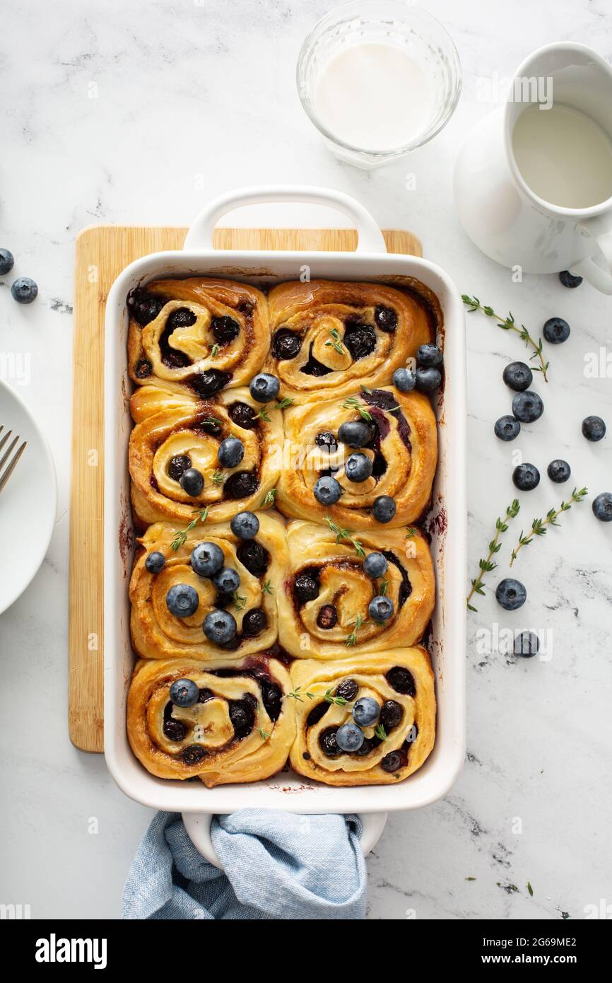 Idea colazione estiva, dolci alla cannella al mirtillo in un piatto da forno Foto Stock