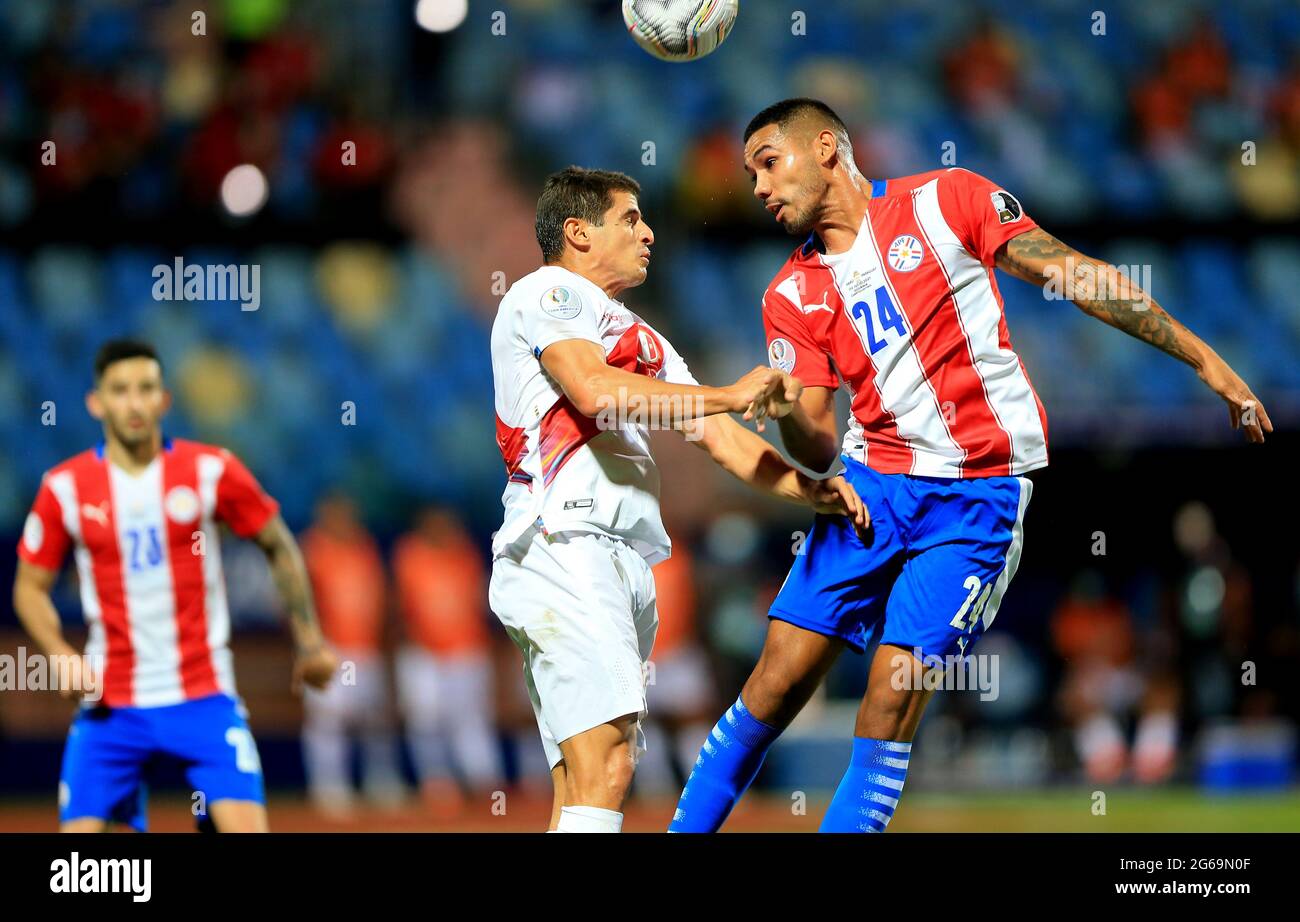 GOIANIA, BRASILE - LUGLIO 02: Aldo Corzo del Perù testa la palla contro l'Hector David Martinez del Paraguay, durante la partita di Quarterfinal tra Perù e Paraguay come parte di Conmebol Copa America Brasile 2021 a Estadio Olimpico il 2 luglio 2021 a Goiania, Brasile. (Supporto MB) Foto Stock