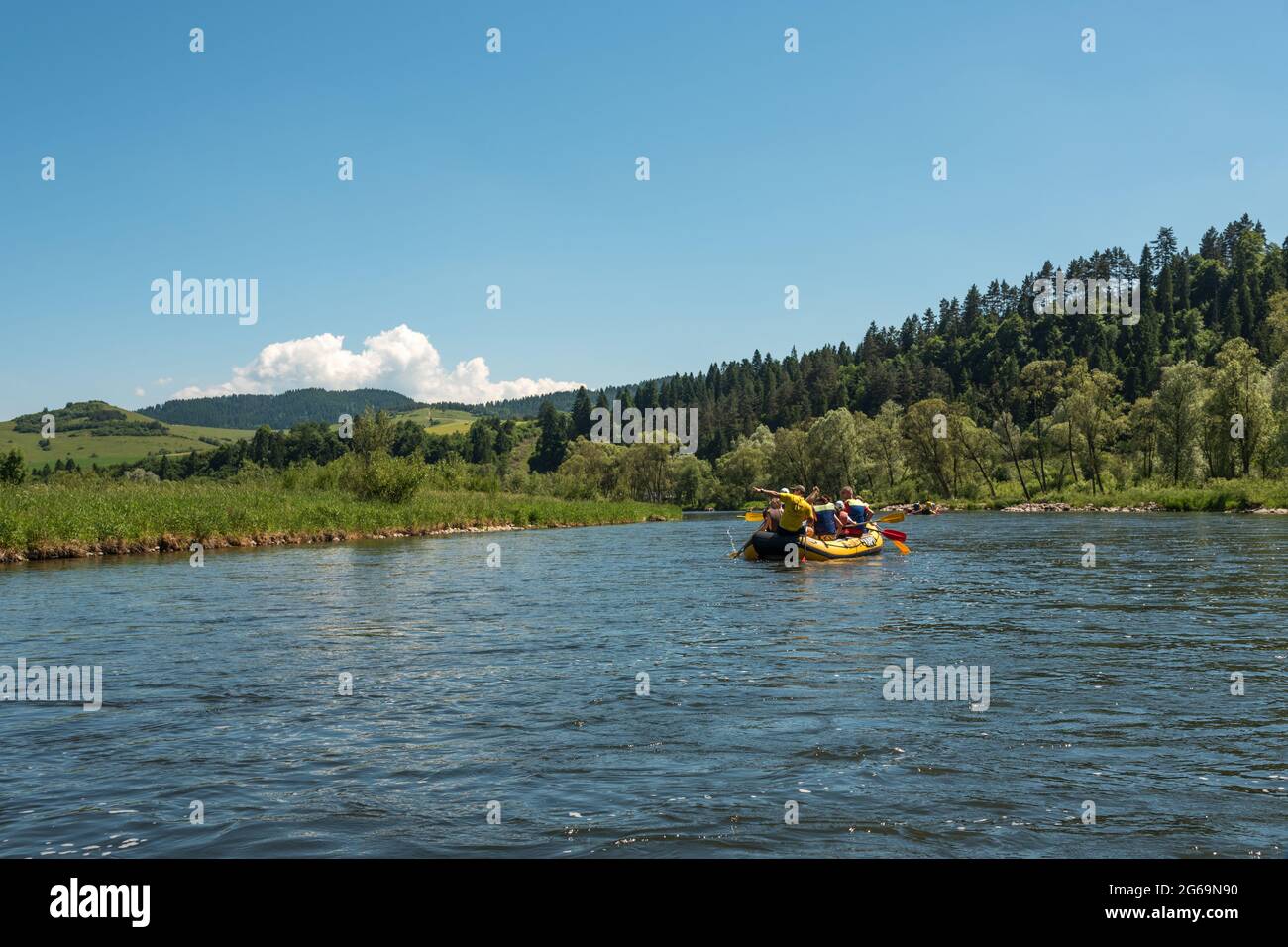 Rafting lungo il Dunajec attraverso la Polonia e la Slovacchia Foto Stock