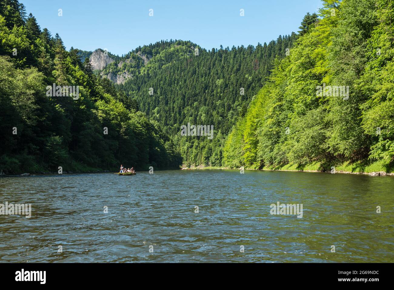 Rafting lungo il Dunajec attraverso la Polonia e la Slovacchia Foto Stock