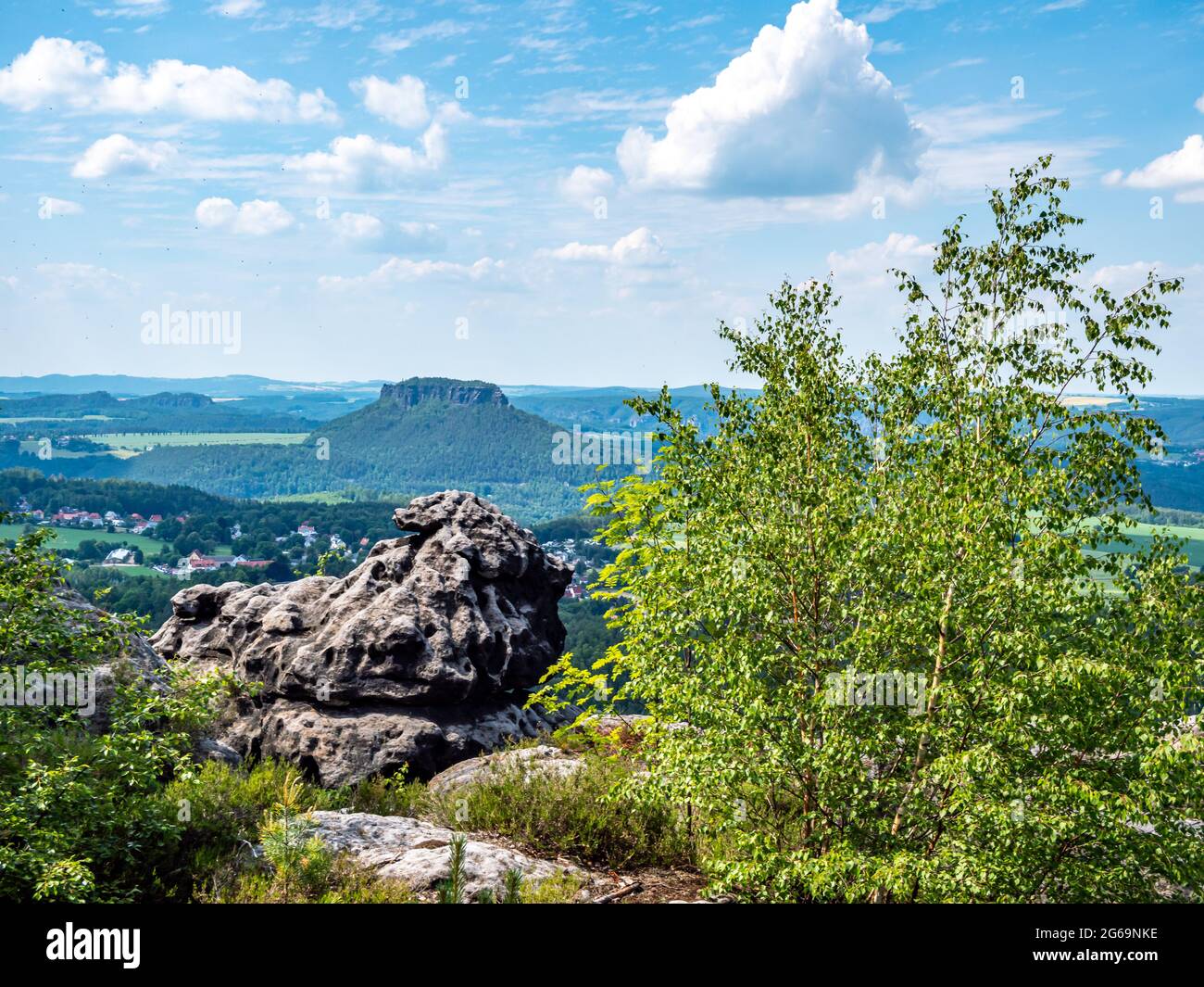Vista dal Papststein al Lilienstein nelle montagne di arenaria dell'Elba Foto Stock