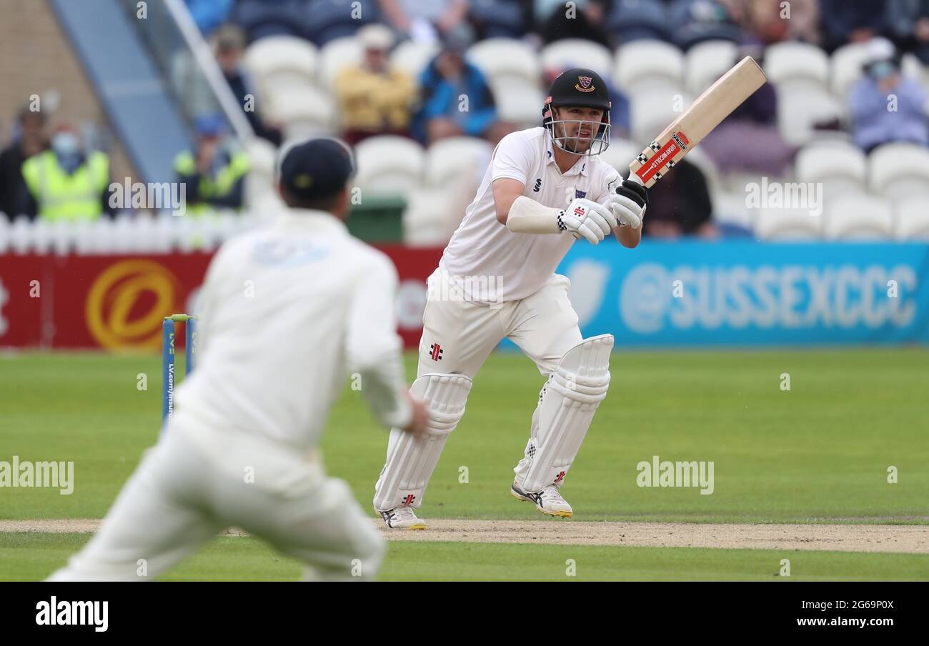 Hove, Regno Unito. 04 luglio 2021. Sussex's Travis Head batte durante il primo giorno della partita del campionato della contea di LV tra Sussex e Glamorgan al 1° terreno della contea centrale di Hove. Credit: James Boardman/Alamy Live News Foto Stock