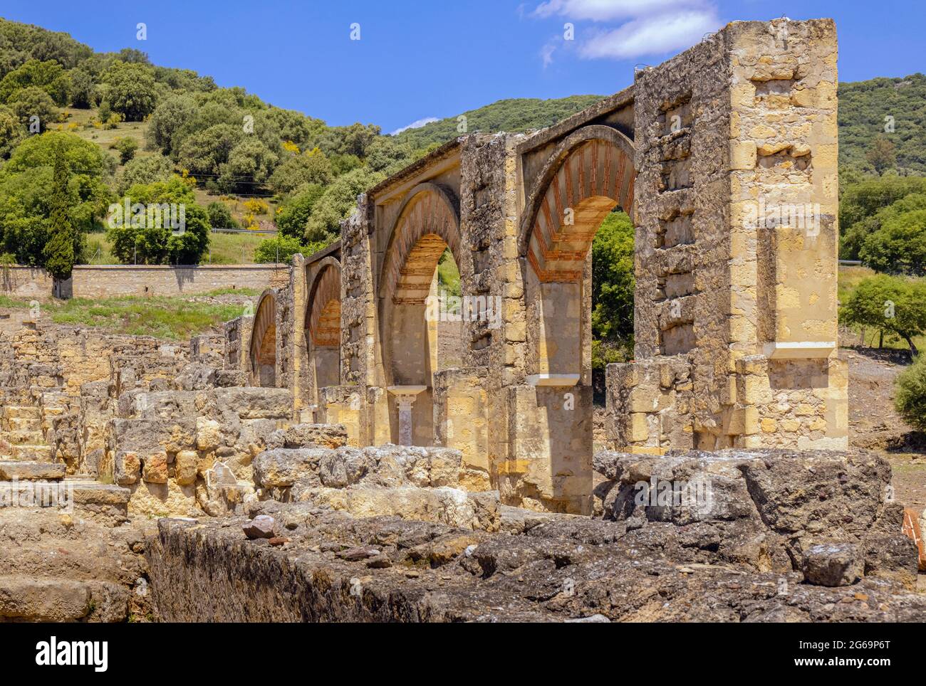 Il Grande Portico, o Bab al-Sudda, nel palazzo fortificato del X secolo e nella città di Medina Azahara, conosciuta anche come Madinat al-Zahra, provincia di Cordova, Foto Stock