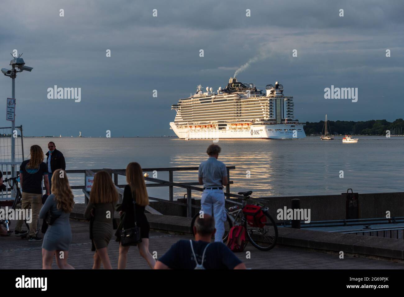 Kreuzfahrtschiffes MSC Seaview in der abendlichen Kieler Förde in Richtung Ostsee, beobachtet von Menschen an der Kiellinie Foto Stock