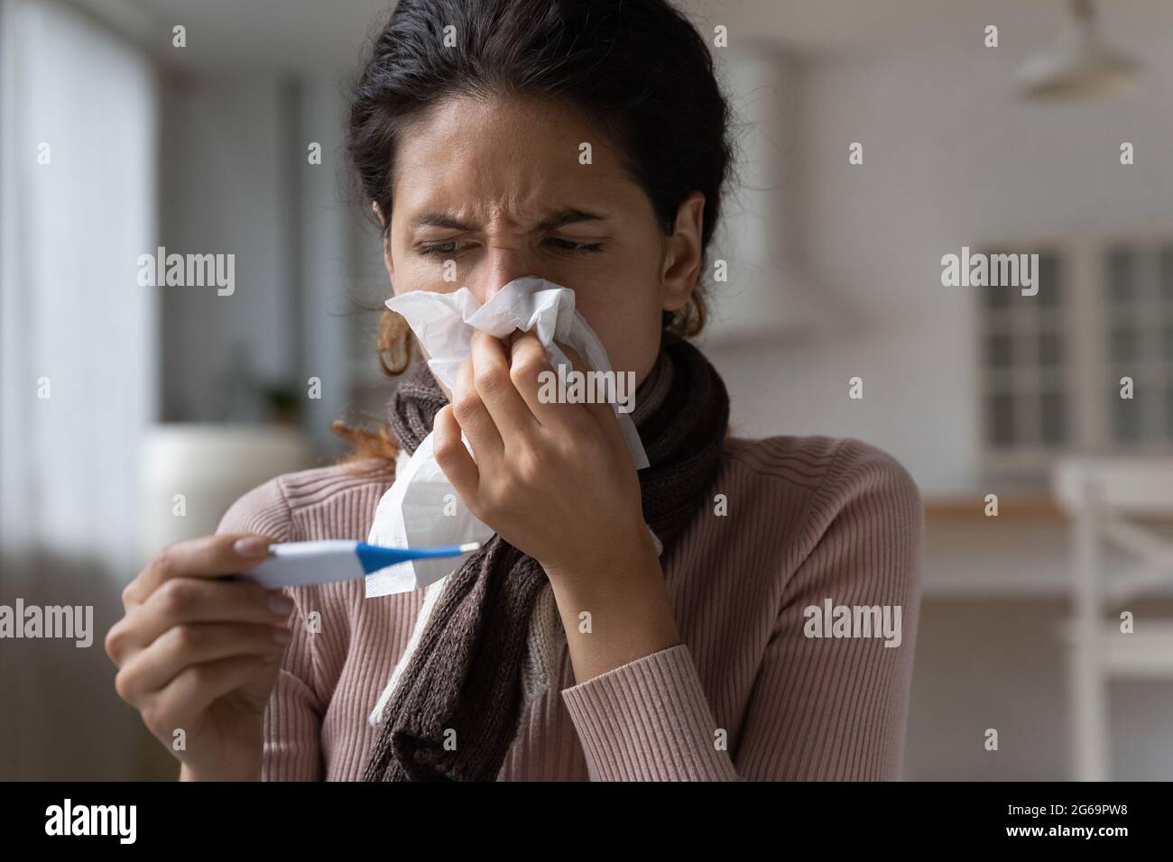 Giovane donna latina malsana che soffre di sintomi di influenza grippe. Foto Stock
