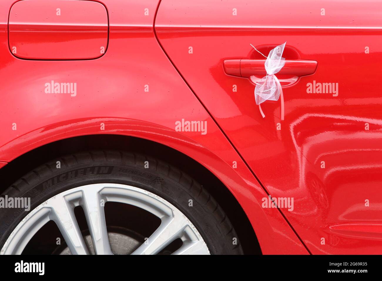 Nœud de mariage sur un véhicule rouge. Saint-Gervais-les-Bains. Alta Savoia. Auvergne-Rhône-Alpes. Francia. Foto Stock