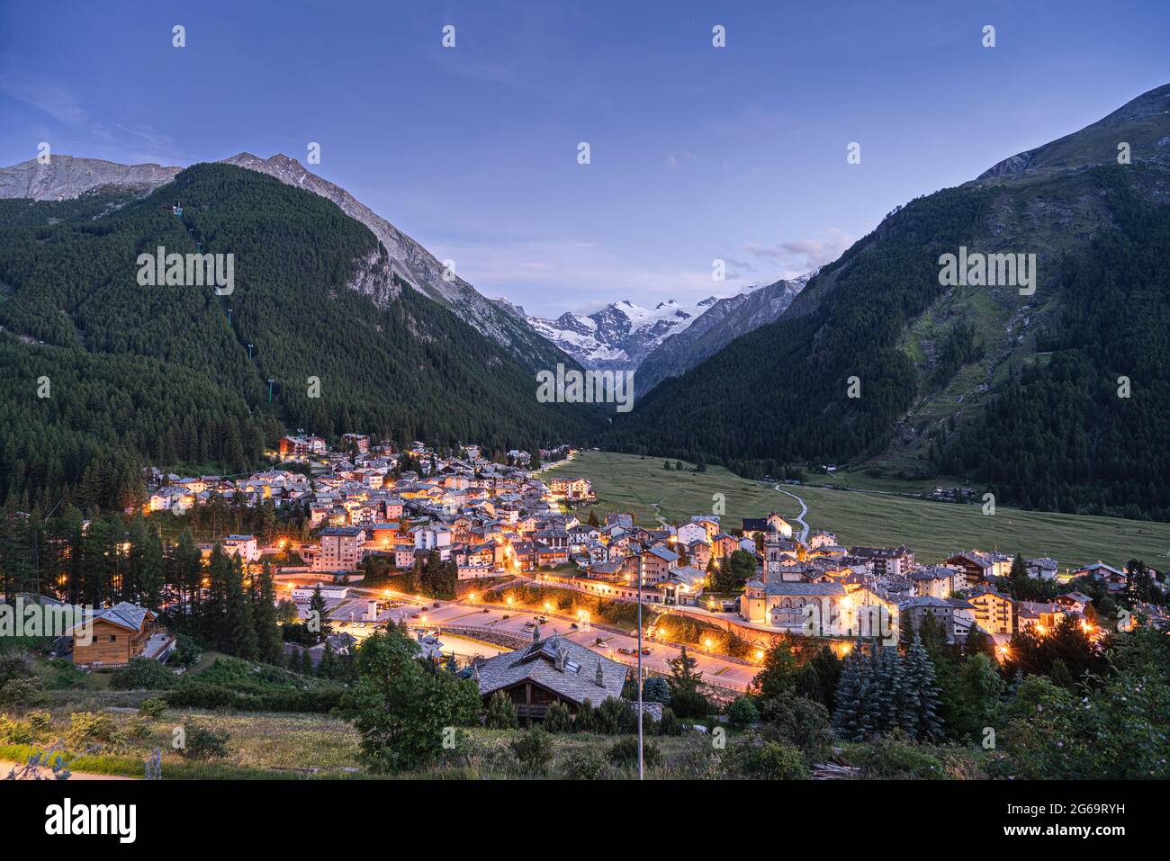 Cogne è un comune della Valle d'Aosta situato ai piedi del massiccio del Parco Nazionale del Gran Paradiso. Italia Foto Stock