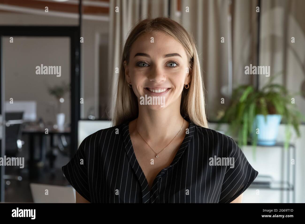 Ritratto di una donna d'affari sorridente che guarda la fotocamera Foto Stock