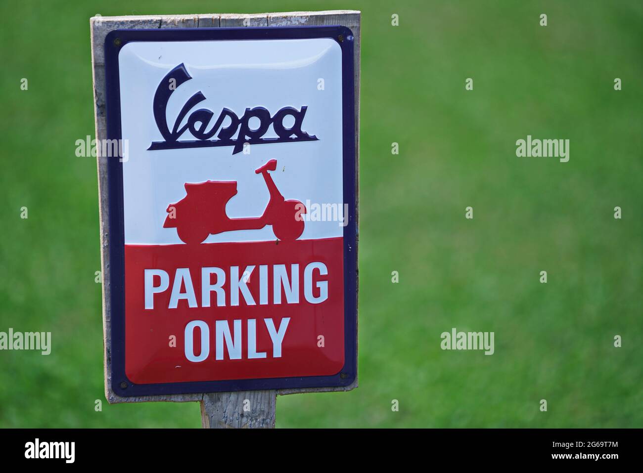 Primo piano del cartello di sola parcheggio per moto Vespa. Milano, Italia - Luglio 2021 Foto Stock