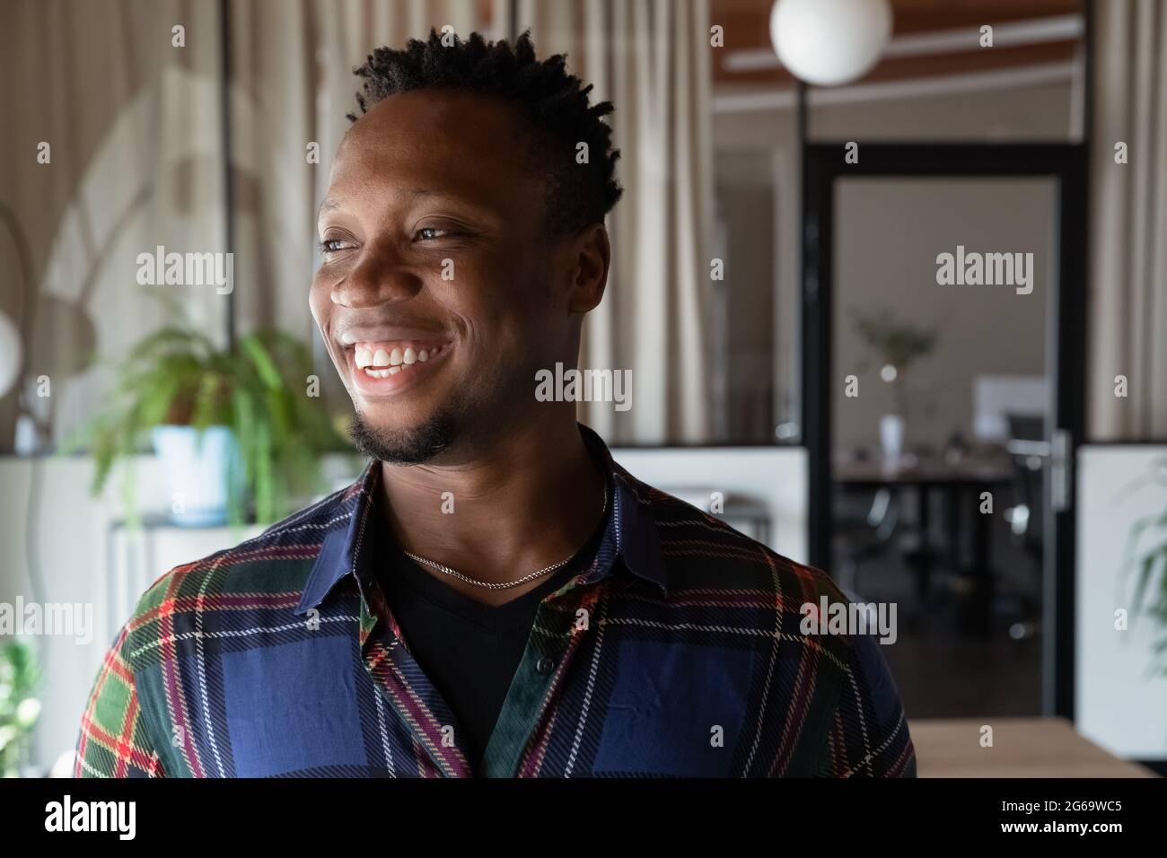 Ritratto di un uomo d'affari afro-americano sorridente e sognante Foto Stock