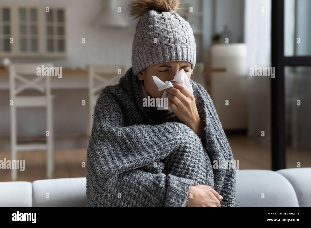 Giovane donna malsana che soffre di naso che cola. Foto Stock
