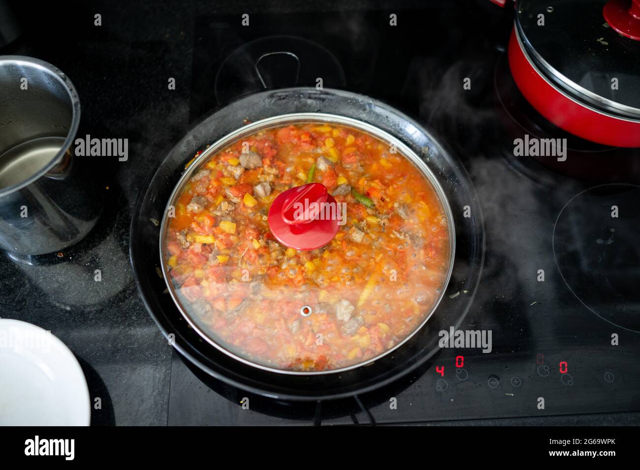 Preparazione di cibo delizioso da vicino a casa Foto Stock