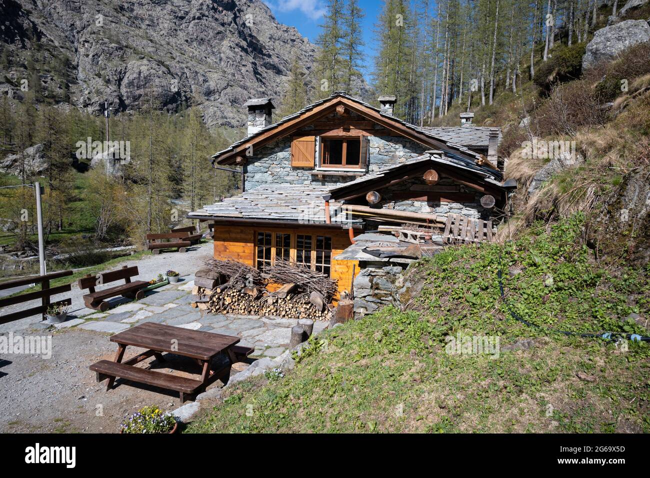 Lanzo-Italy-Giugno 2021 Casa colonica moderna ed accogliente situata nelle valli del Lanzo in provincia di Torino. Foto Stock