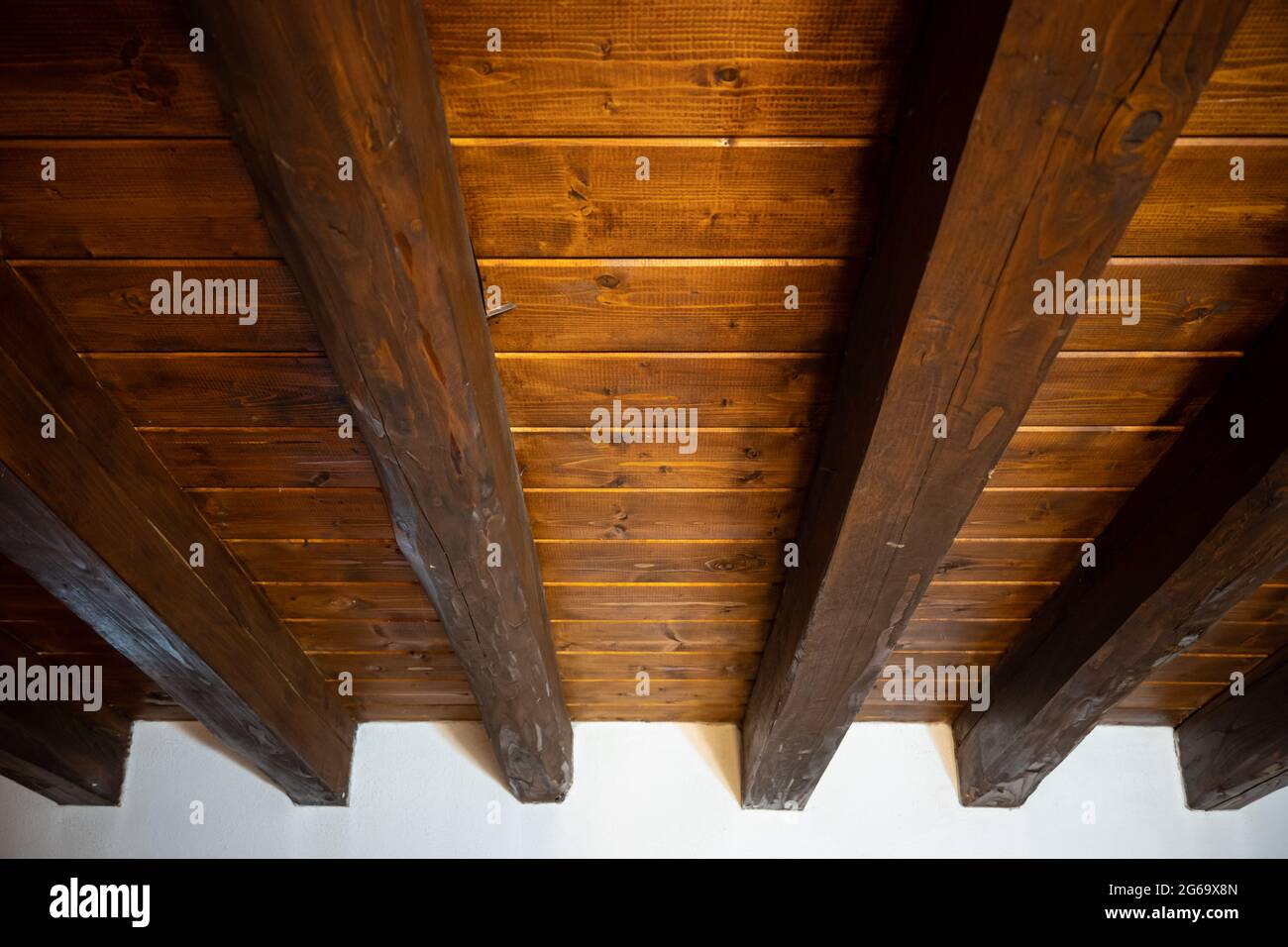 Particolare struttura di un tetto di montagna costruito con travi e perline  in legno di Larch Foto stock - Alamy