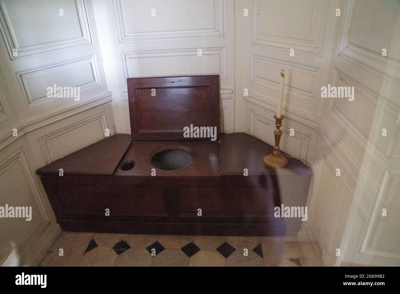 gabinetto di Maria Antonietta o gabinetto de la Chaise à l'Anglaise de la  Reine o sedia inglese nella Reggia di Versailles in Francia Foto stock -  Alamy
