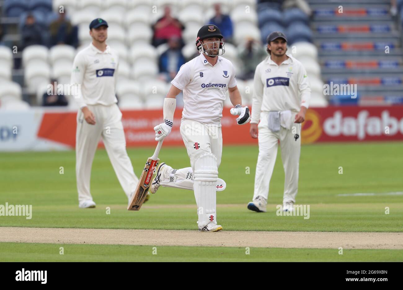 Hove, Regno Unito. 04 luglio 2021. Sussex's Travis Head corre tra il wicket durante il primo giorno della partita del campionato della contea di LV tra Sussex e Glamorgan al primo terreno della contea centrale di Hove. Credit: James Boardman/Alamy Live News Foto Stock