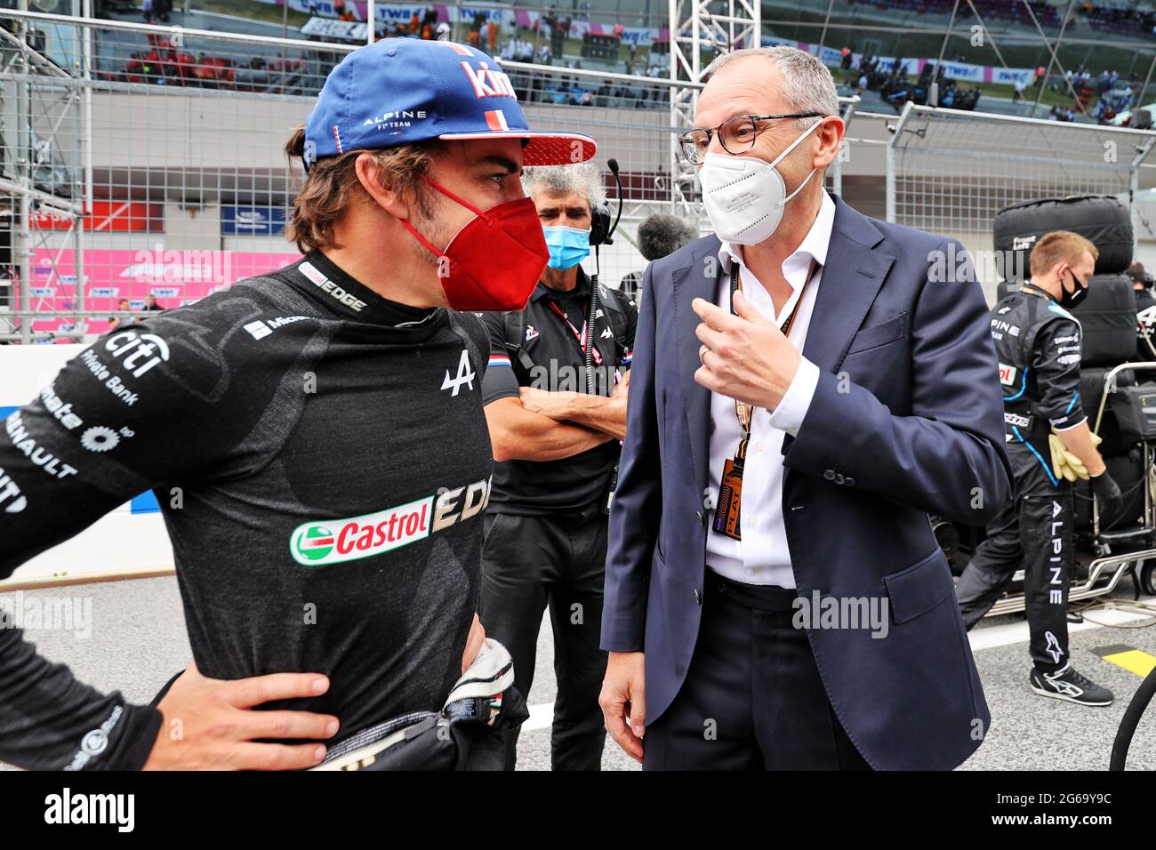 (Da L a R): Fernando Alonso (ESP) Alpine F1 Team con Stefano Domenicali (ITA) Presidente e Amministratore Delegato di Formula uno in griglia. Gran Premio d'Austria, domenica 4 luglio 2021. Spielberg, Austria. Foto Stock