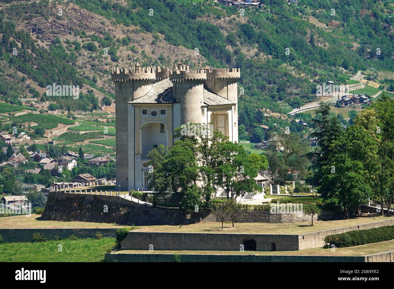 Vista estiva del castello medievale, Aymavilles Valle d'Aosta Italia Foto Stock