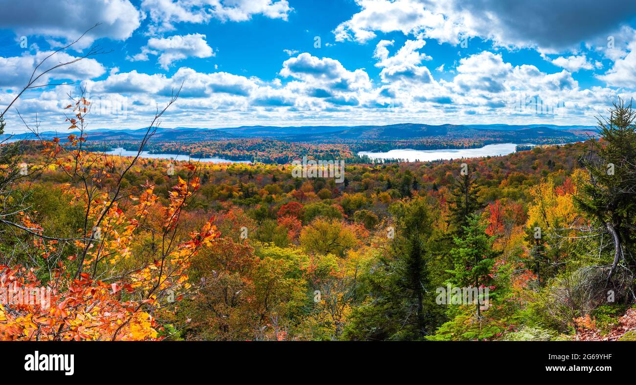 Quarto e terzo lago nell'Adirondack da torre calva di montagna fuoco Foto Stock