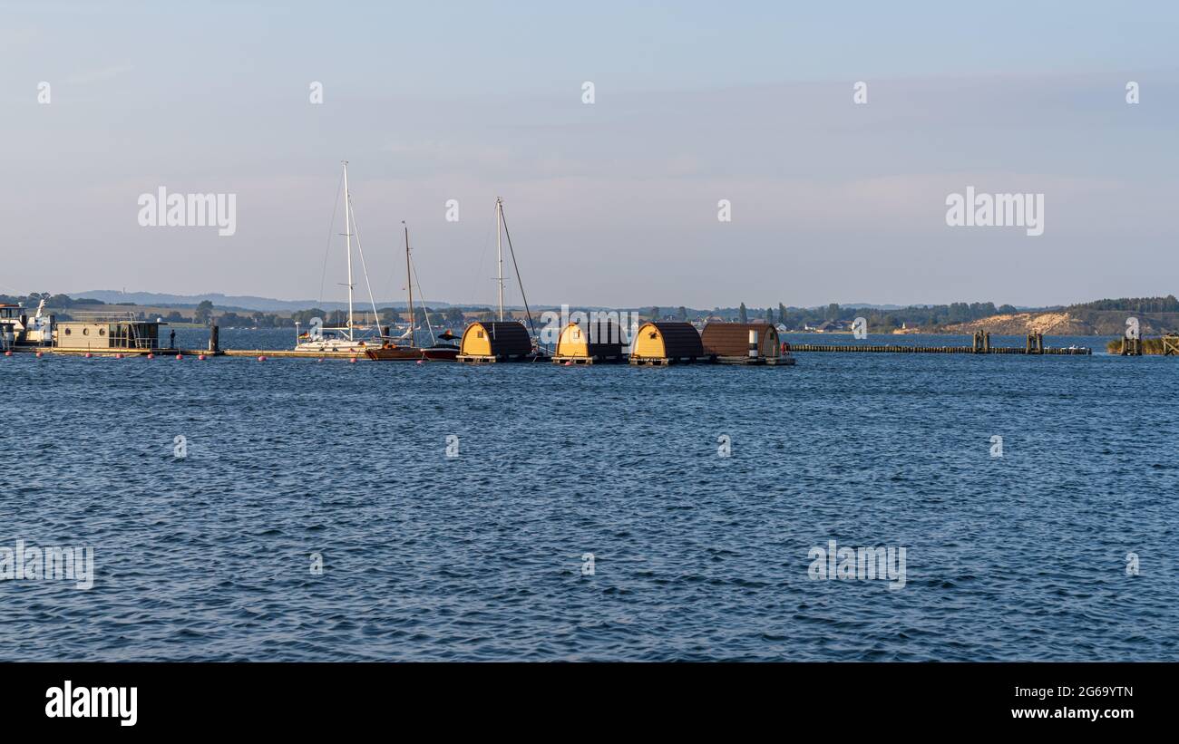 Gager, Meclemburgo-Pomerania occidentale, Germania - 03 ottobre 2020: Il porto turistico con alcune barche di casa Foto Stock
