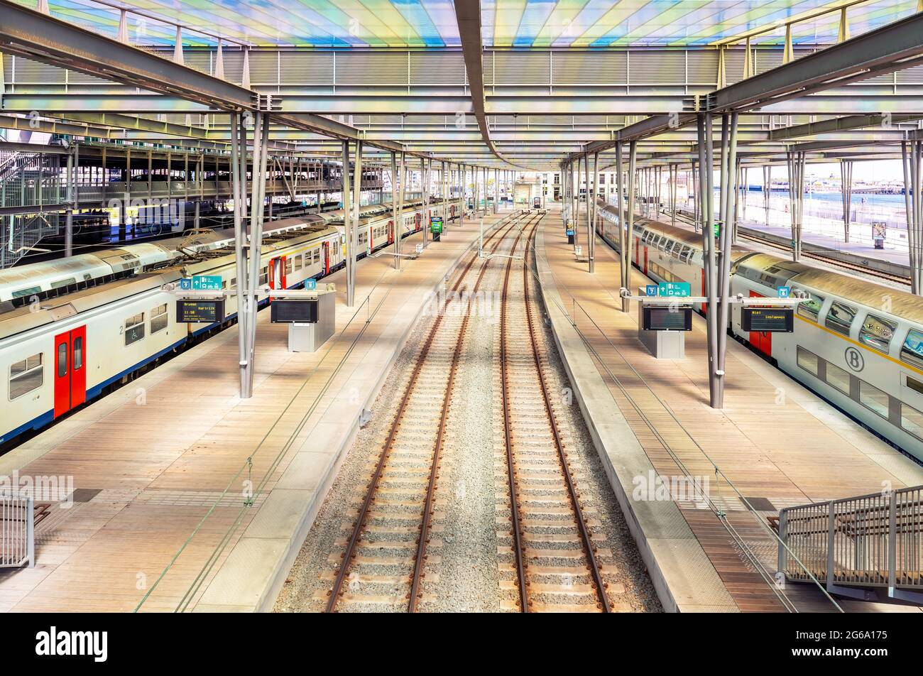 Binari e binari della stazione ferroviaria di Ostenda (Ostenda), Belgio. Foto Stock