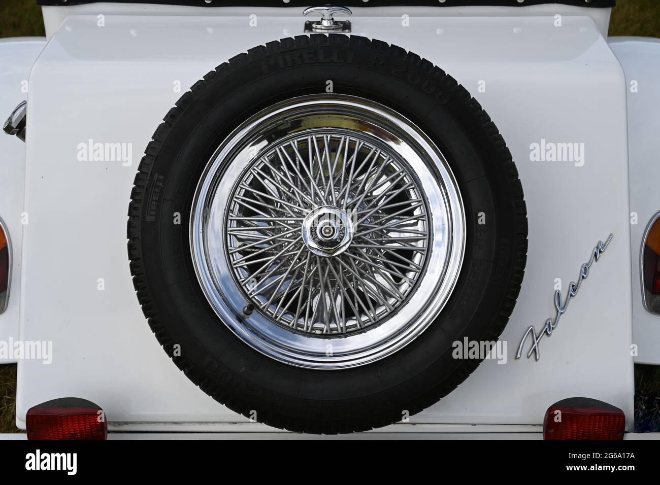 Dettaglio della ruota di scorta su JBA Falcon al Leighton Hall Classic Motor Show, luglio 2021, Carnforth, Lancashire. REGNO UNITO Foto Stock