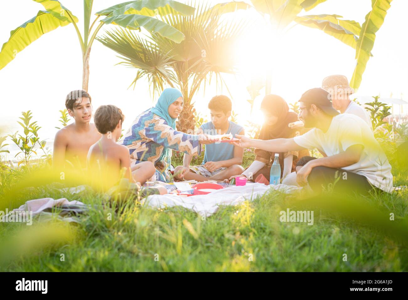 Buona famiglia godendo pic-nic sulla spiaggia vicino al mare Foto Stock