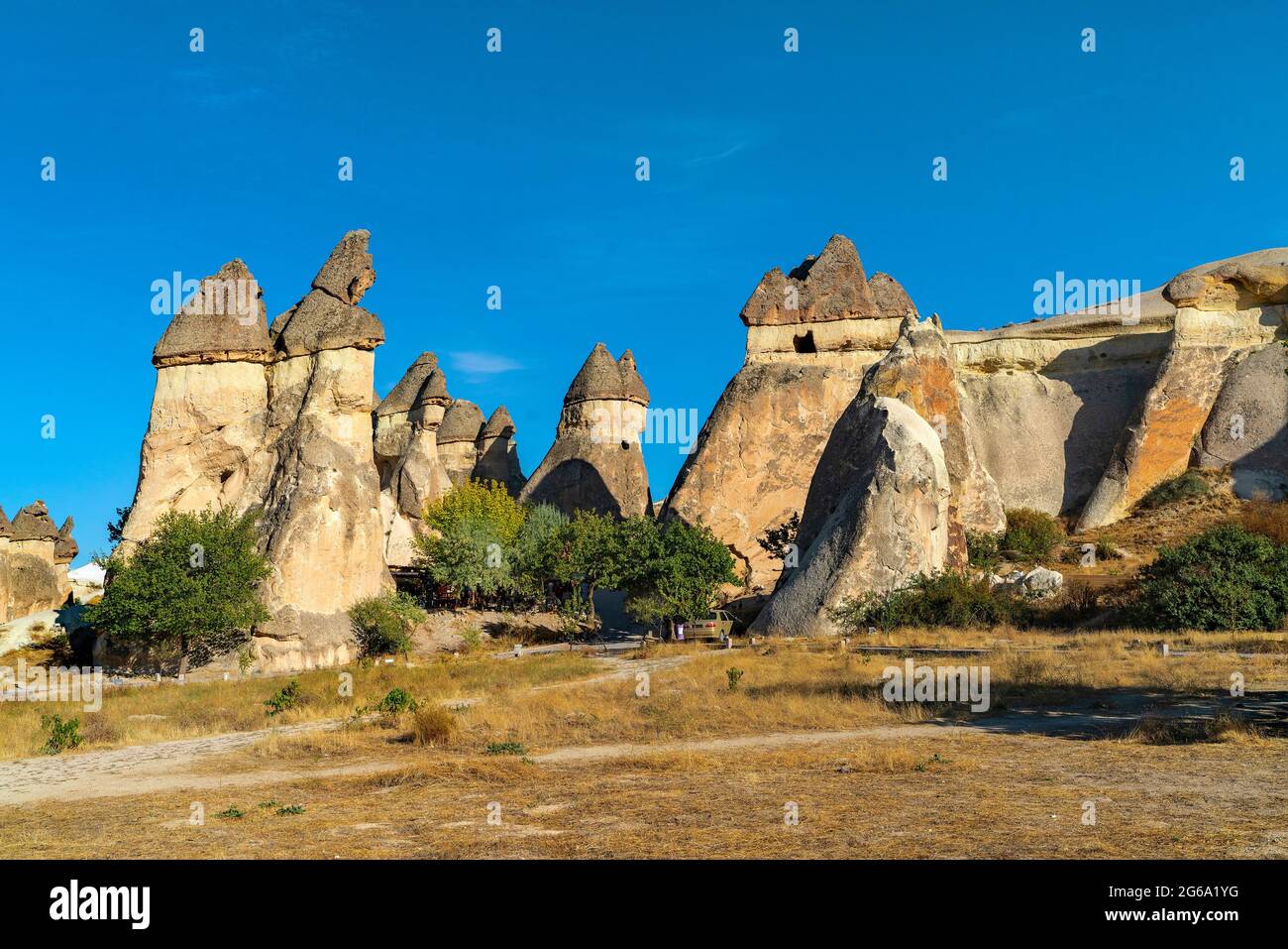 Uchisar, 04,Ottobre,2018: Spettacolari formazioni rocciose vulcaniche come camini di fata contro il cielo blu a Uchisar, Cappadocia, Turchia Foto Stock