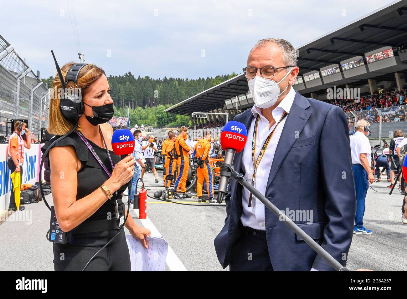 (Da L a R): Natalie Pinkham (GBR) relatore Sky Sports con Stefano Domenicali (ITA) Presidente e CEO di Formula uno in griglia. Gran Premio d'Austria, domenica 4 luglio 2021. Spielberg, Austria. Immagine pool FIA solo per uso editoriale Foto Stock