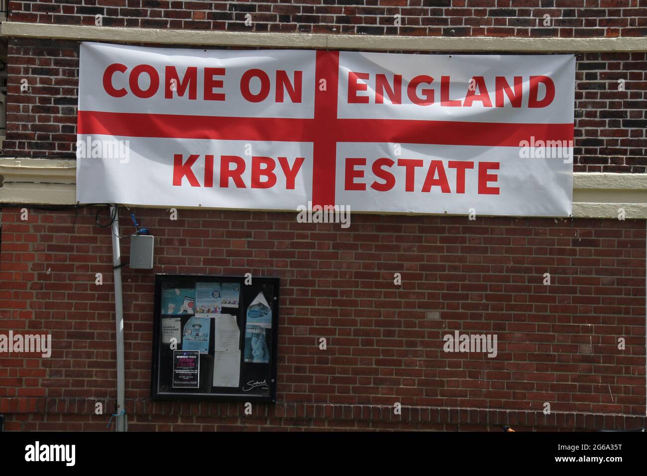 Londra, Regno Unito. 04 luglio 2021. Una lettura di banner ' come on England' è vista su Kirby Estate a Bermondsey.The tenuta è coperto con oltre 400 bandiere di San Giorgio a sostegno della squadra inglese per il ritardato torneo di calcio Euro 2020. Una tradizione da parte dei residenti della tenuta dal 2012.la squadra inglese ha battuto l'Ucraina 4-0 a Roma il 3 luglio facendo alla semifinale contro la Danimarca, che è in programma il 6 luglio a Wembley. (Foto di David Mbiyu/SOPA Images/Sipa USA) Credit: Sipa USA/Alamy Live News Foto Stock