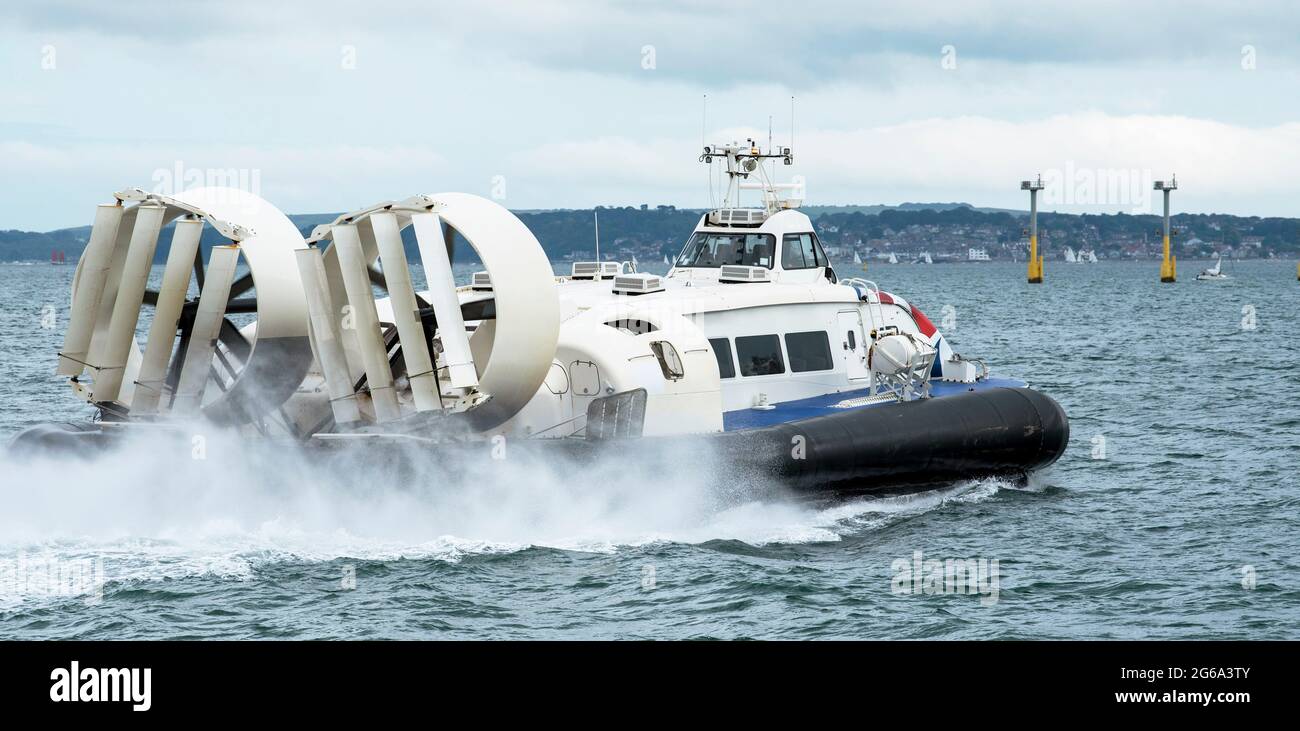 Southsea, Inghilterra, Regno Unito, luglio 2021. Un passeggero che trasporta l'hovercraft in corso sull'acqua con i ventilatori visibili sulla poppa. Foto Stock