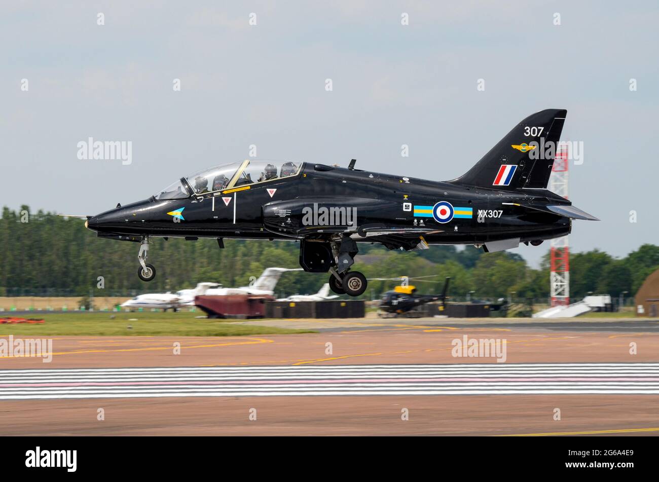 Royal Air Force BAe Hawk T1 jet plane seriale XX307 atterrando al Royal International Air Tattoo, RAF Fairford, Regno Unito. RAF Jet Trainer in tutto nero Foto Stock