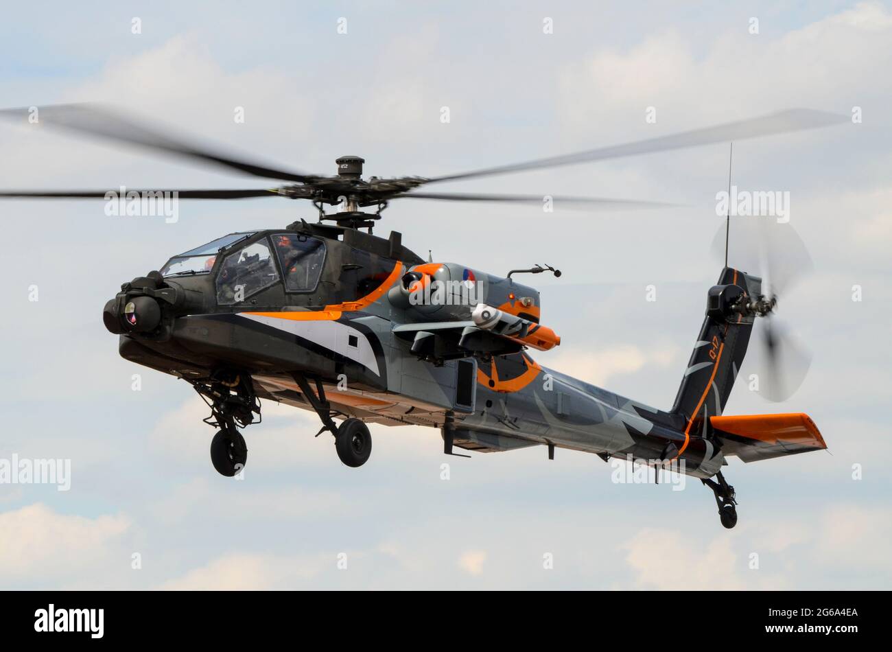 Royal Netherlands Air Force Boeing AH-64D Apache attacco armi elicottero Q-17 in mostra a RIAT, Regno Unito. Elicottero olandese RNLAF in colori nazionali Foto Stock