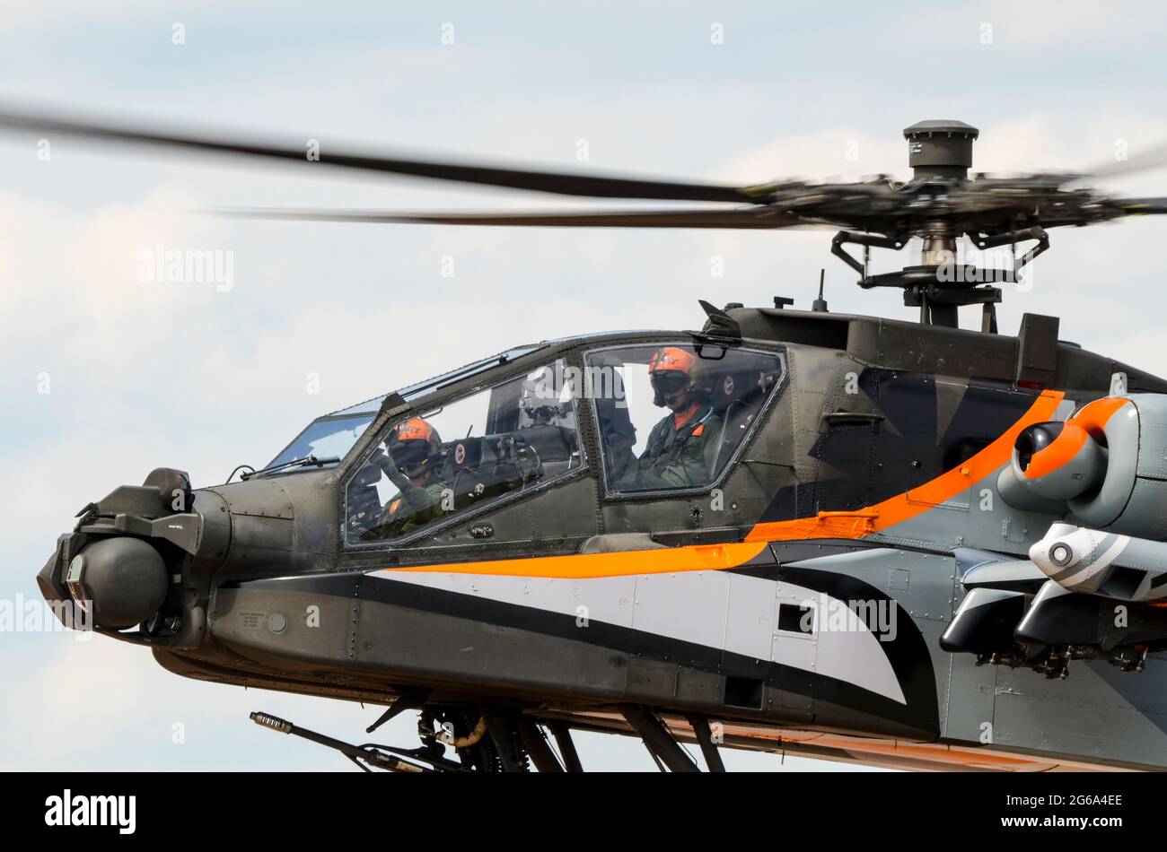 Royal Netherlands Air Force Boeing AH-64D Apache attacco armi elicottero Q-17 in mostra a RIAT, Regno Unito. Elicottero olandese RNLAF in colori nazionali Foto Stock