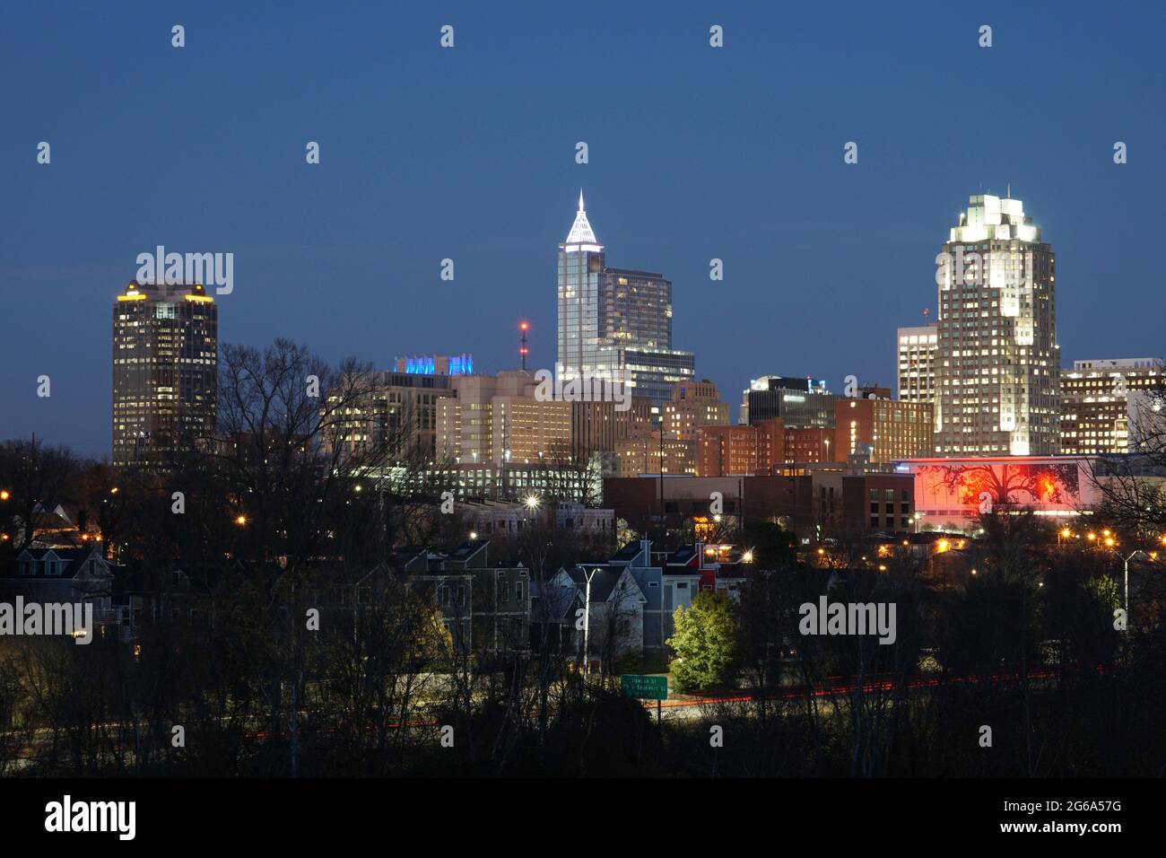 Skyline di Raleigh North Carolina di notte Foto Stock