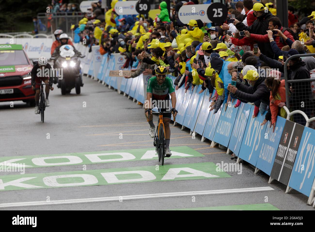 Tignes, Francia. 04 luglio 2021. Sonny Colbrelli attraversa il traguardo della nona tappa del Tour de France a Tignes. Julian Elliott News Photography Credit: Julian Elliott/Alamy Live News Foto Stock
