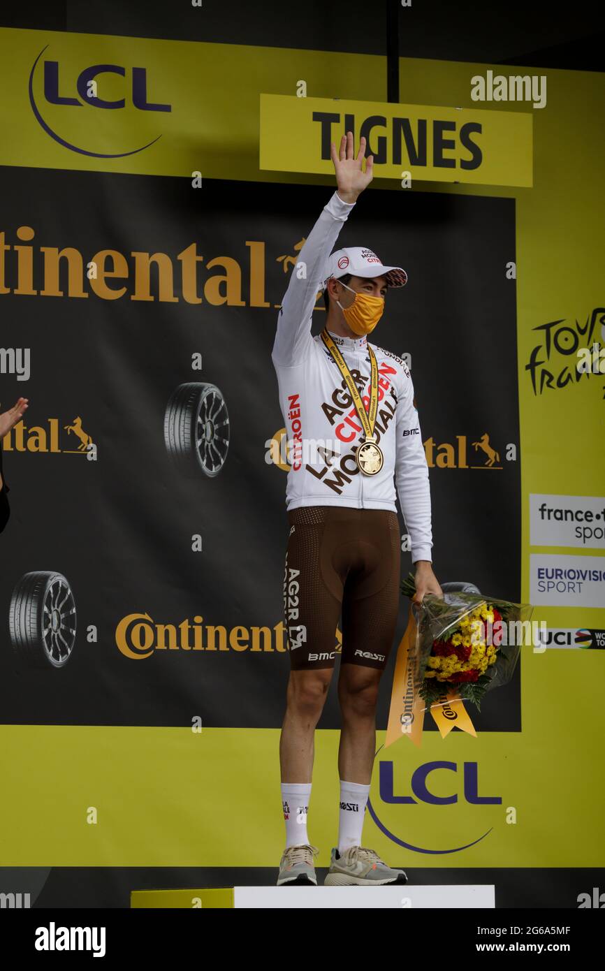 Tignes, Francia. 04 luglio 2021. Ben o'Connor sul podio dei vincitori della nona tappa del Tour de France. Julian Elliott News Photography Credit: Julian Elliott/Alamy Live News Foto Stock