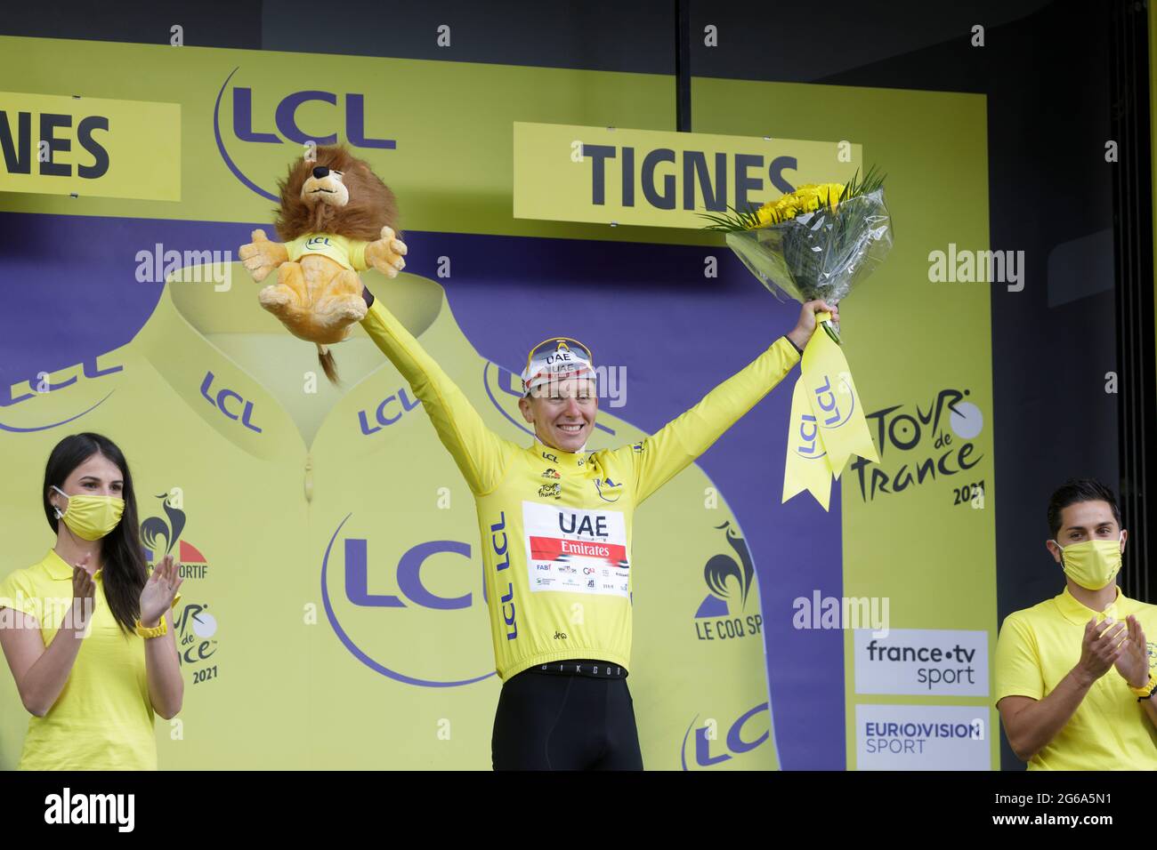 Tignes, Francia. 04 luglio 2021. Tadej Pogacar indossa il Maillot Jaune sul podio del 9° Stag del Tour de France. Julian Elliott News Photography Credit: Julian Elliott/Alamy Live News Foto Stock