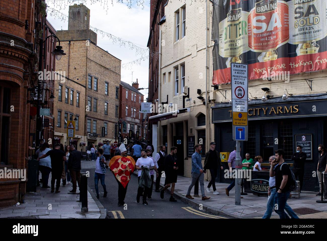 Un uomo vestito come una pizza fuori con gli amici su Womanby Street, Cardiff il 3 luglio 2021. Credito: Lewis Mitchell Foto Stock