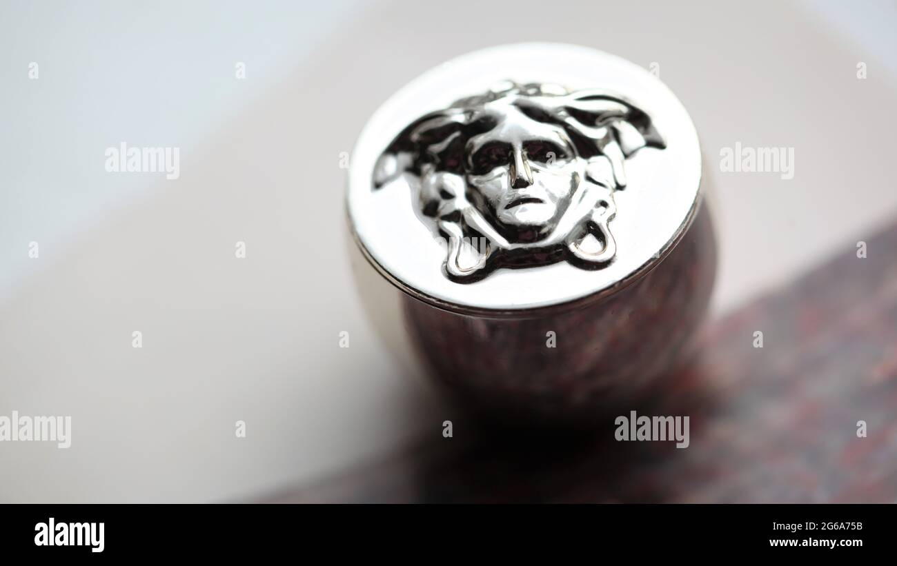 Profumo Industry Concept / Still Life primo piano di un Perfume Top con la testa di Medusa ( Versace Logo) Foto Stock