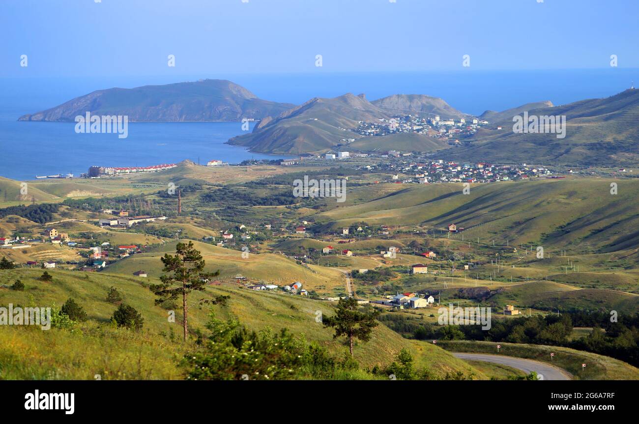 Magnifico sfondo blu del mare e delle montagne per la progettazione di un sito web per il turismo Foto Stock