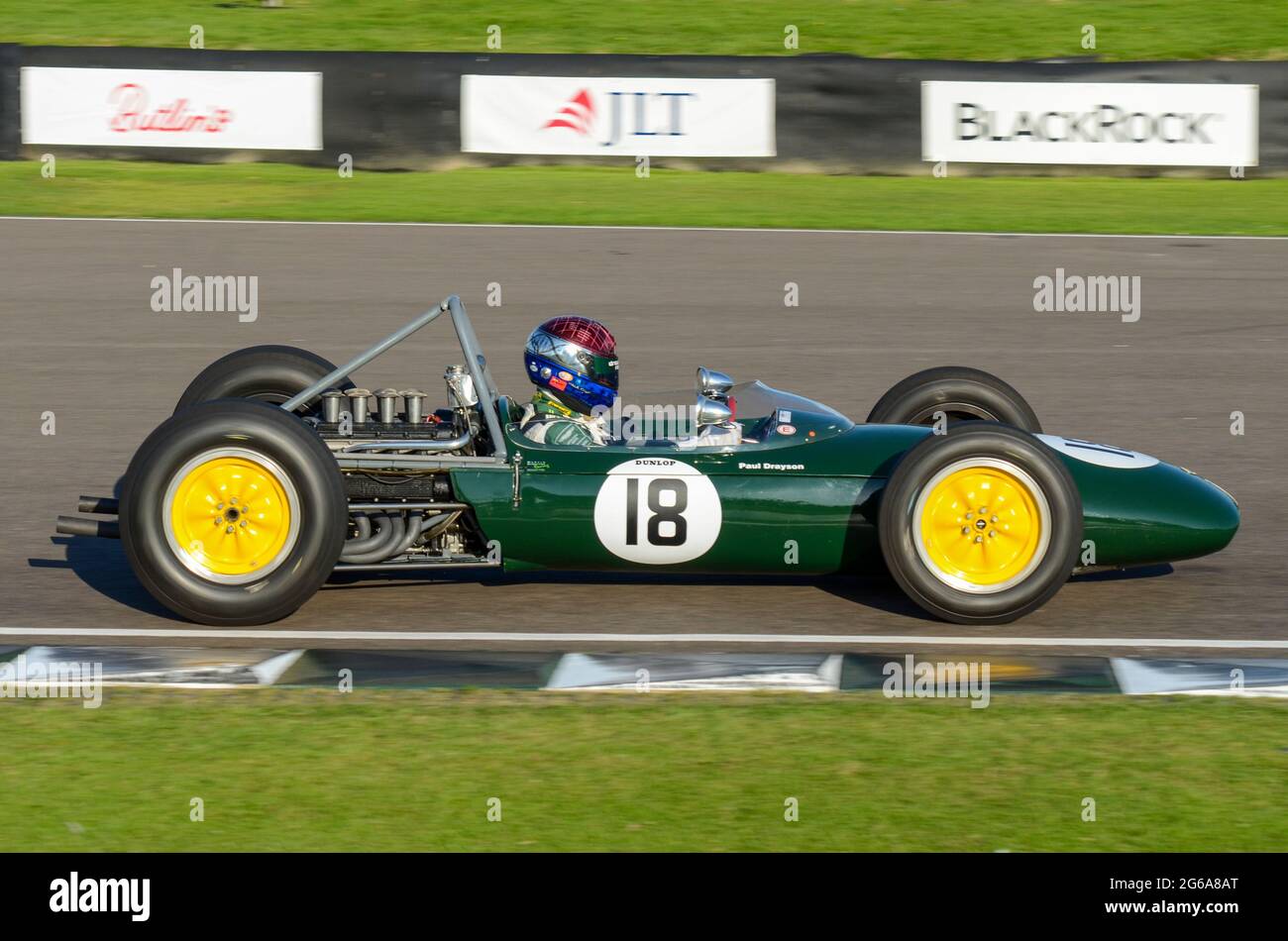 Lotus BRM 24 Classic Grand Prix, auto da corsa d'epoca in gara nel Glover Trophy al Goodwood Revival Historic Event, Regno Unito. Guidato da Paul Drayson Foto Stock