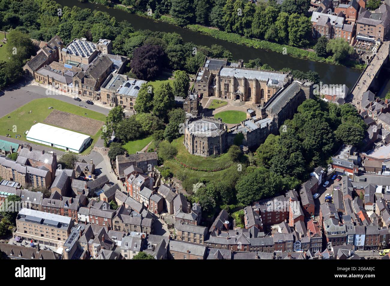 Vista aerea del castello di Durham e del Palace Green e parte della Durham University, contea di Durham Foto Stock