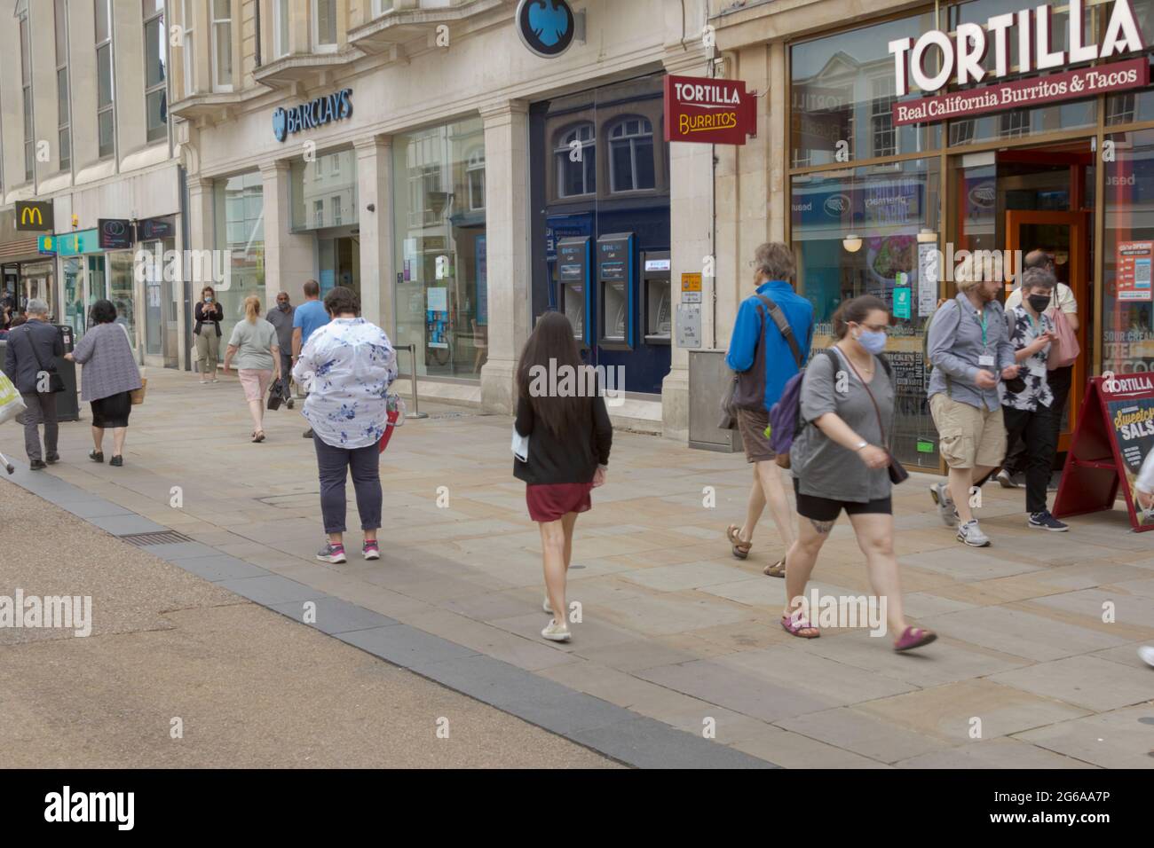 Oxford, Oxfordshire, Regno Unito. 10 giugno 2021. REGNO UNITO. Shopping e turisti fuori dalla Barclays Bank nella pittoresca Oxford durante la pandemia. Foto Stock