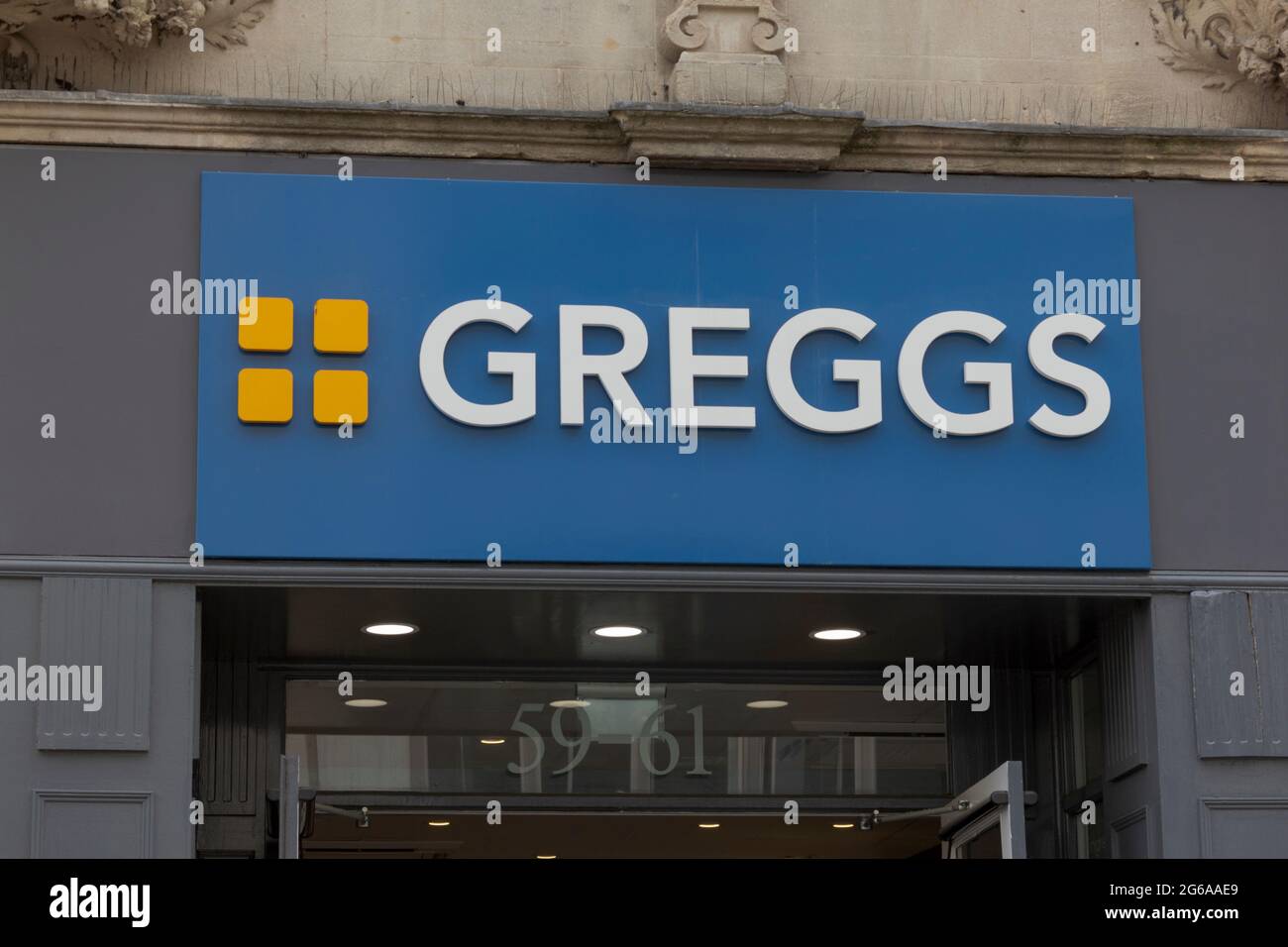 Oxford, Oxfordshire, Regno Unito. 10 giugno 2021. REGNO UNITO. Greggs si trova di fronte al negozio nella pittoresca Oxford durante il Pandemic Foto Stock