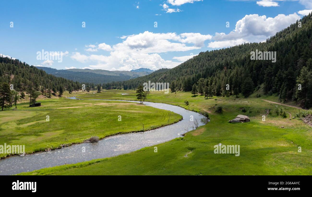 Vista aerea della biforcazione nord del fiume South Platte nella Pike National Forest, Colorado, USA Foto Stock